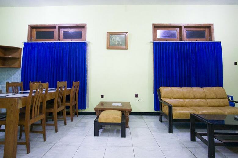 Hotel Reddoorz Plus @ Jalan Raya Pasir Putih