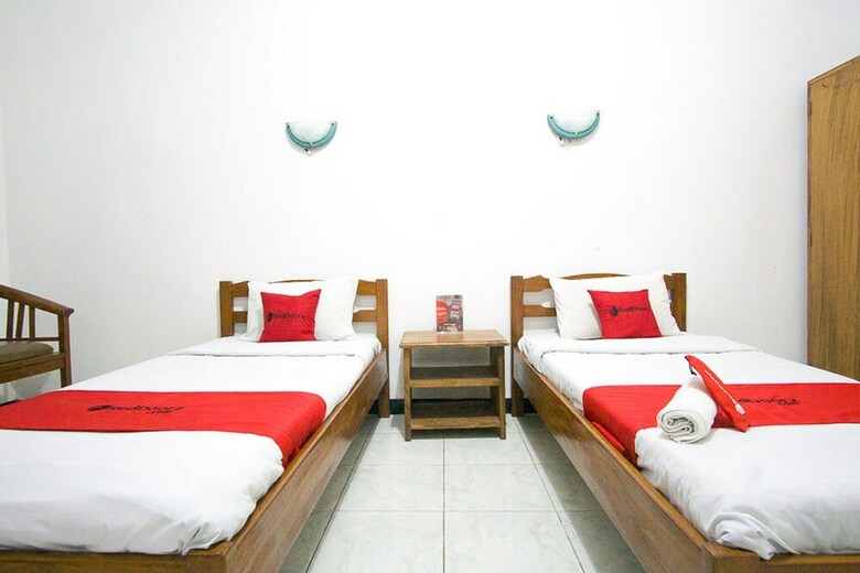 Hotel Reddoorz Plus @ Jalan Raya Pasir Putih