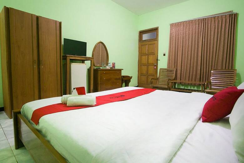 Hotel Reddoorz Plus @ Jalan Raya Pasir Putih