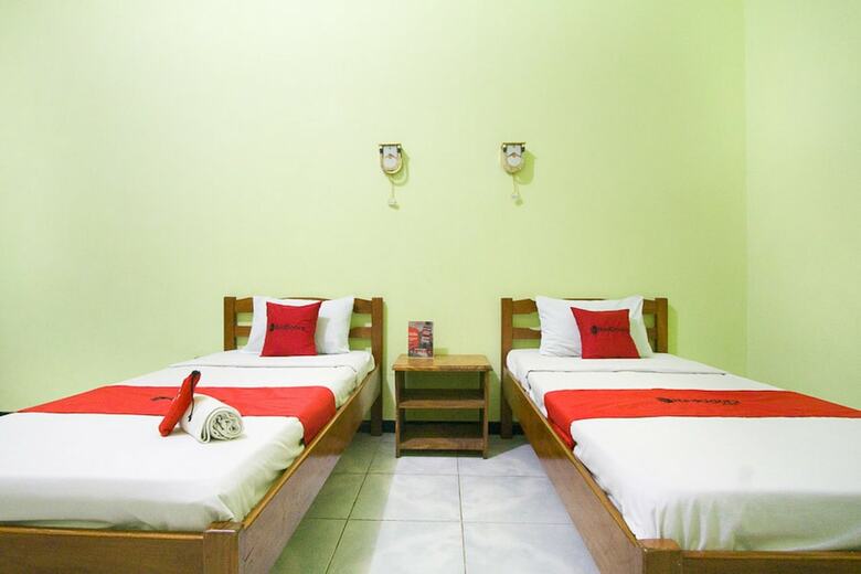 Hotel Reddoorz Plus @ Jalan Raya Pasir Putih