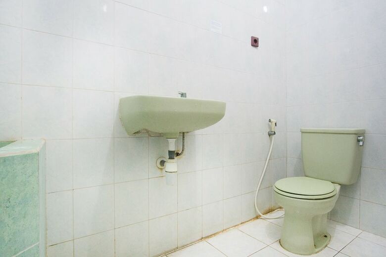 Hotel Reddoorz Plus @ Jalan Raya Pasir Putih