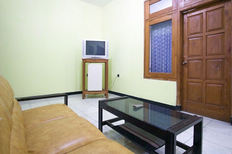 Hotel Reddoorz Plus @ Jalan Raya Pasir Putih