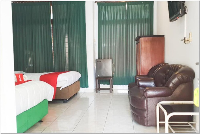 Hotel Reddoorz Near Bojonegoro Train Station
