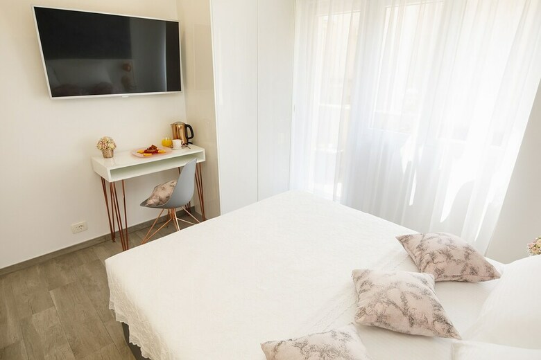 Hotel Rose Gold Rooms & Studio With Balcony