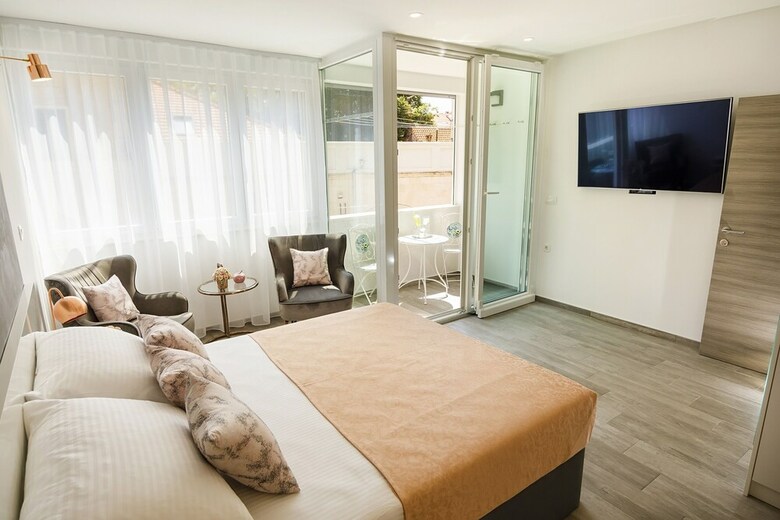 Hotel Rose Gold Rooms & Studio With Balcony
