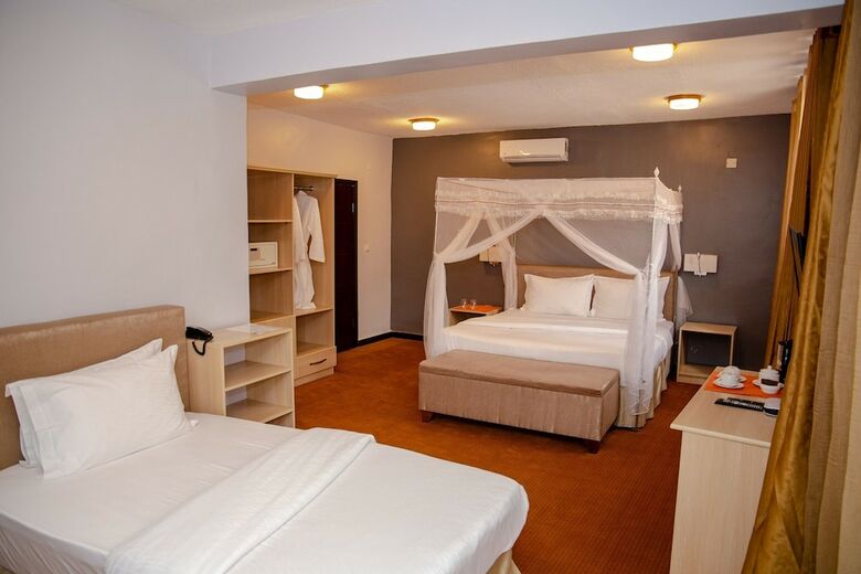Hotel La Villa Cafe & Suites