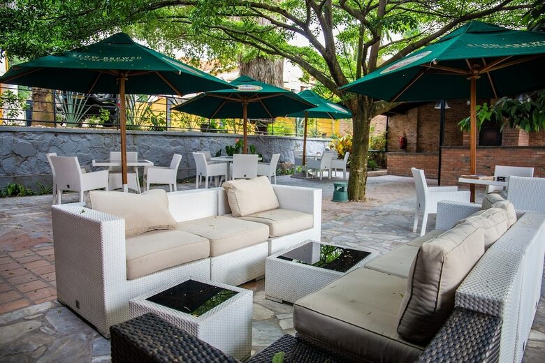 Hotel La Villa Cafe & Suites