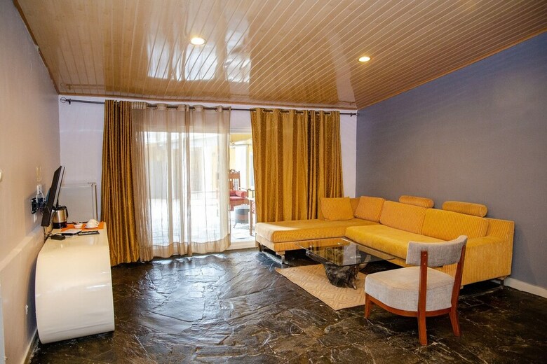 Hotel La Villa Cafe & Suites