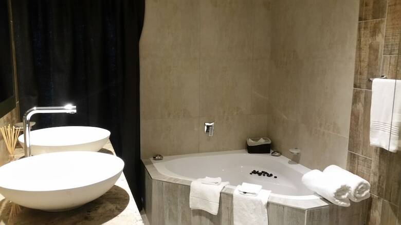 Waterfalls Boutique Hotel