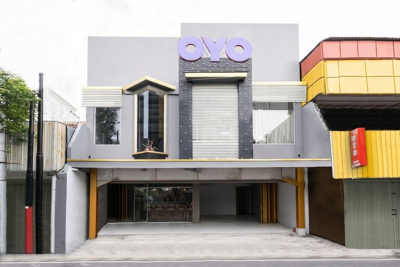 Hostal Oyo 2669 Crown Residence