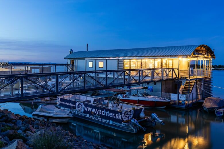 Yachter Club Modr� ?ajka