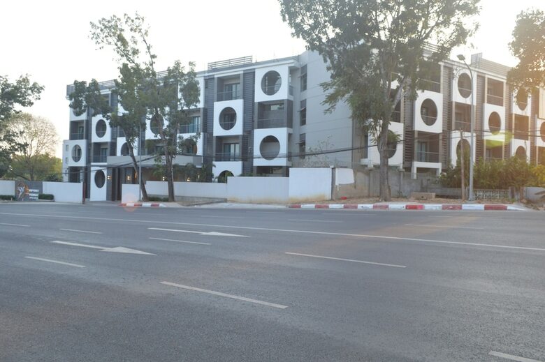 Airport Avenue Hotel