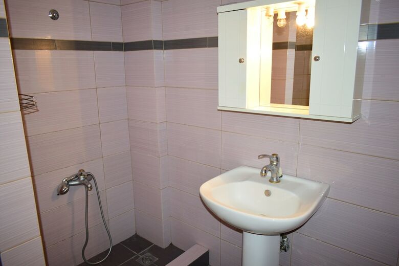 6 People Apartment Near Downtown