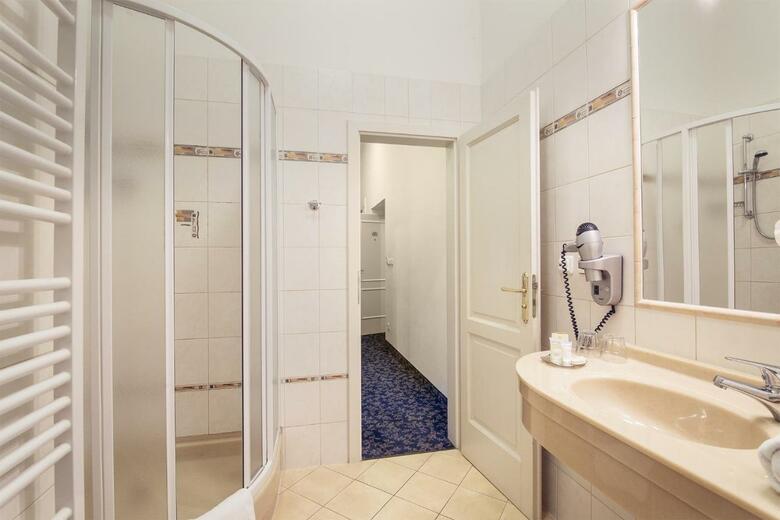 Ontario Hotel Garni