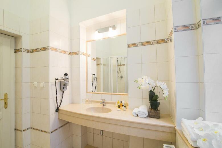 Ontario Hotel Garni