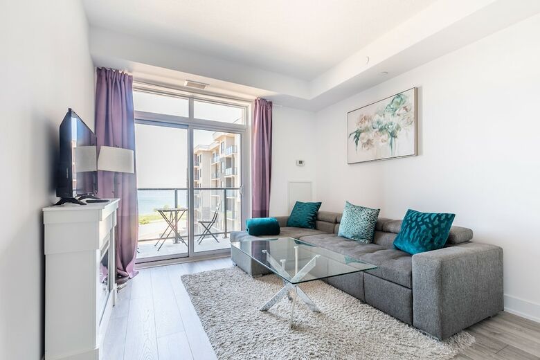 Simply Comfort Modern Hamilton Apartment
