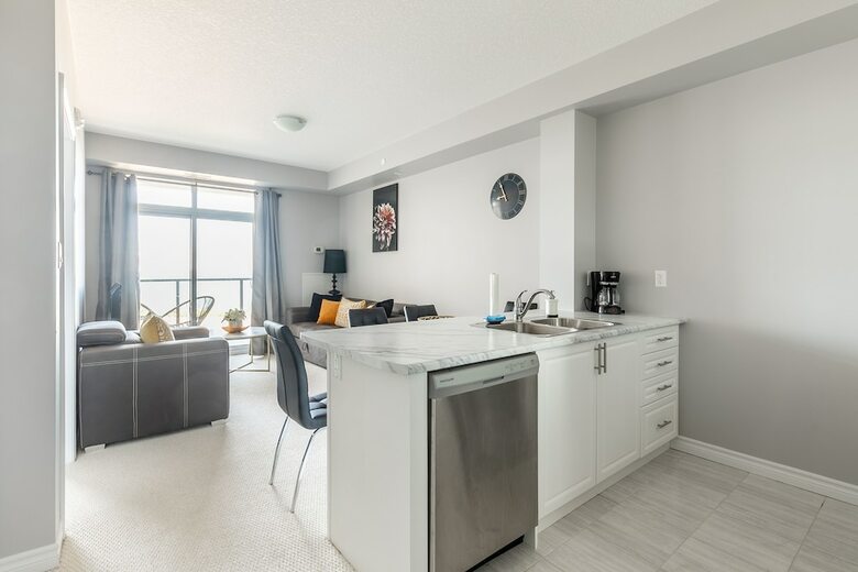 Simply Comfort Modern Hamilton Apartment