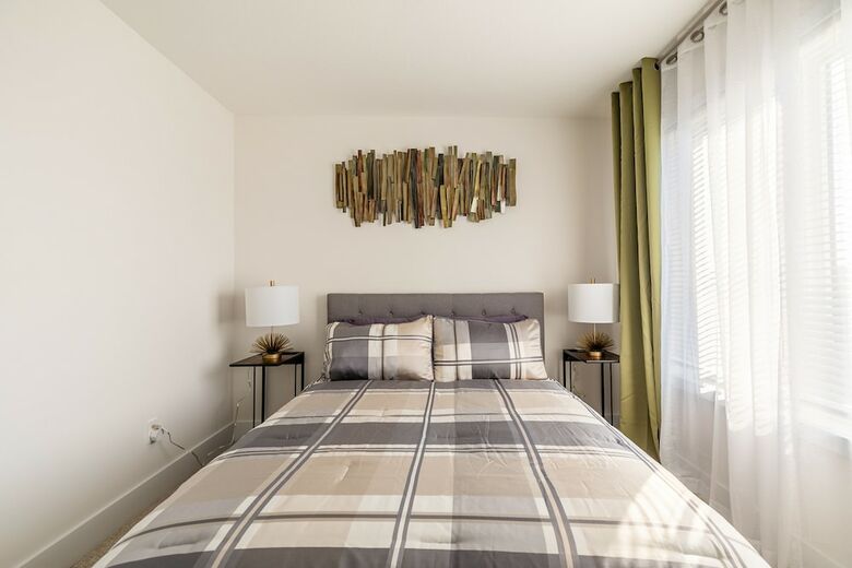 Simply Comfort Modern Hamilton Apartment