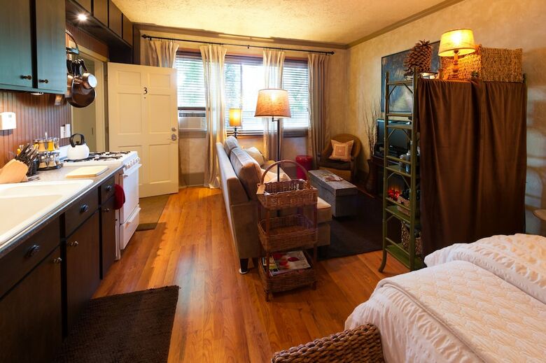 Bed & Breakfast Kara's Kottages @ W. Main St