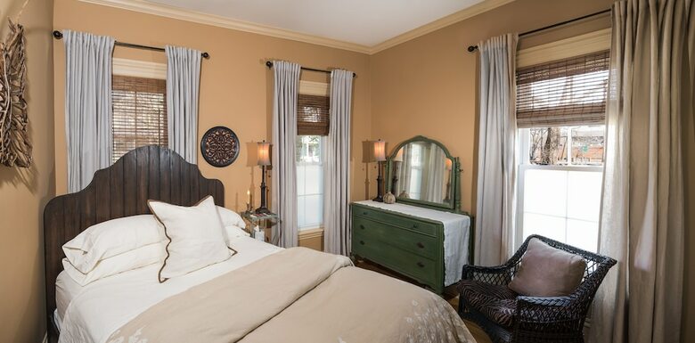Bed & Breakfast Kara's Kottages @ W. Main St