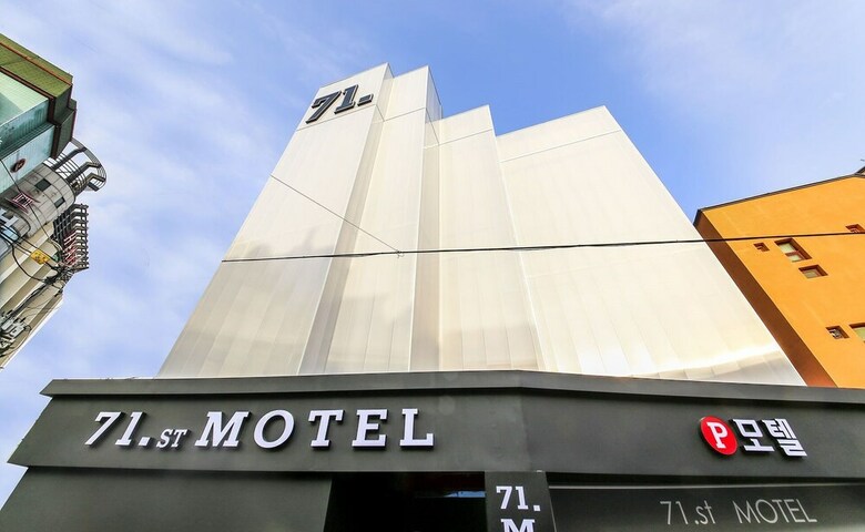 Hotel 71 Street Motel