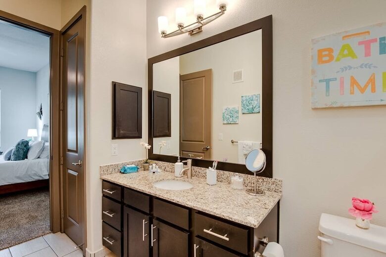 Beautiful Home Near Energy Corridor Pool + Patio