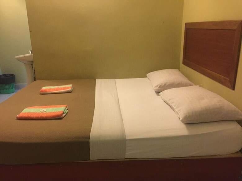 Oyo 89976 Fins Hotel