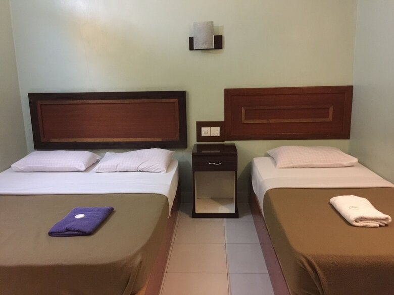 Oyo 89976 Fins Hotel