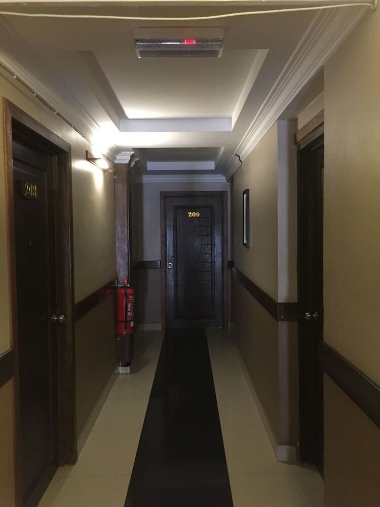 Oyo 89976 Fins Hotel
