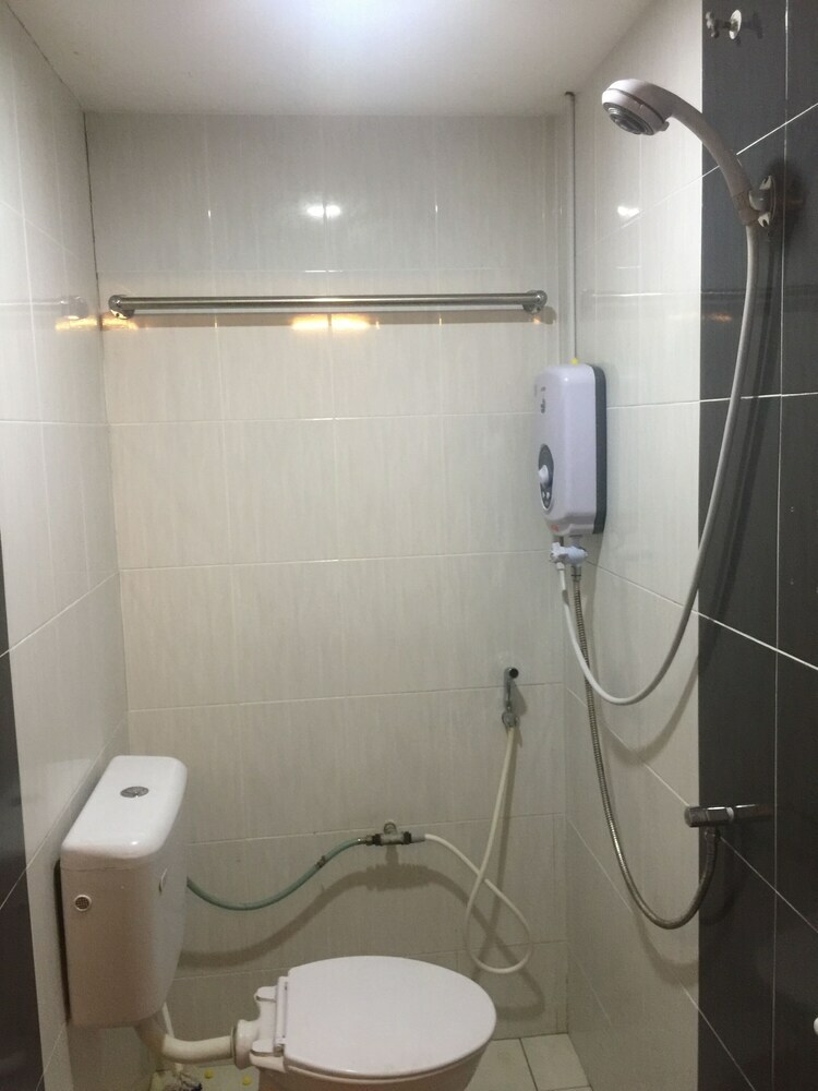 Oyo 89976 Fins Hotel