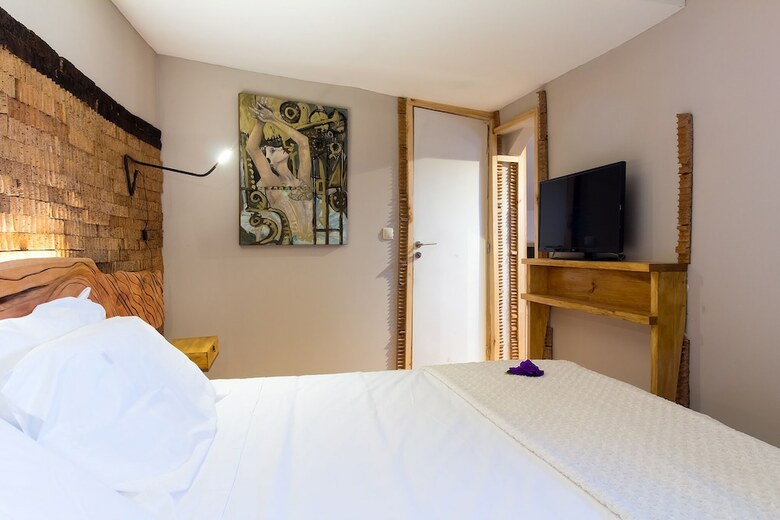 Bed & Breakfast Feel At Home Guest House