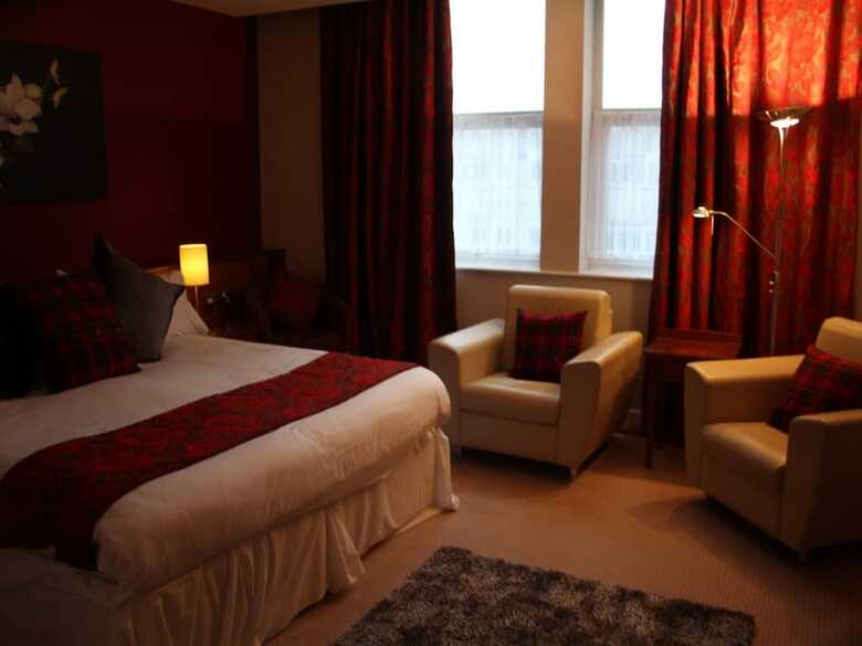 Admiralty Hotel & Restaurant