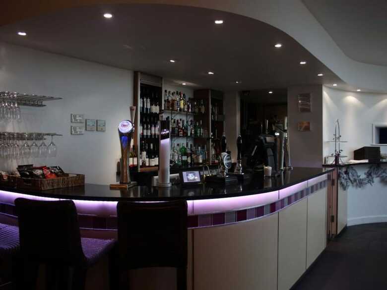 Admiralty Hotel & Restaurant