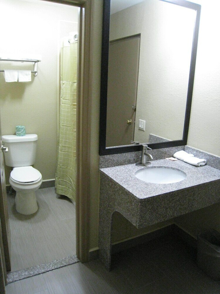 Hotel Travel Inn & Suites