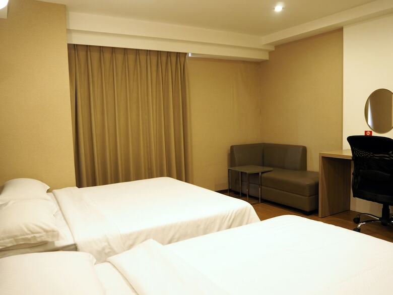 The Riverside Hotel International