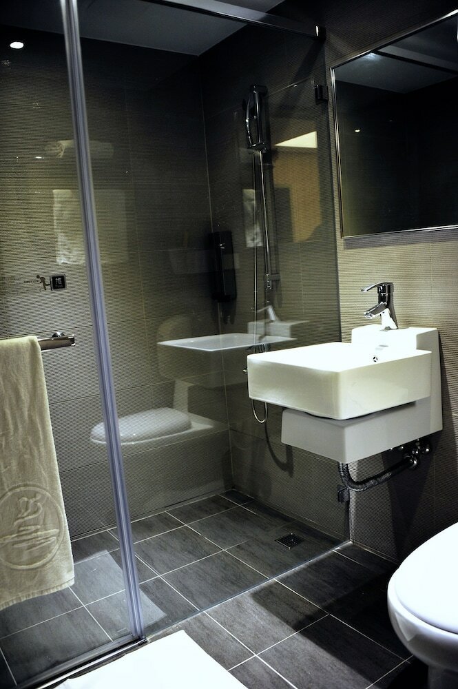 The Riverside Hotel International