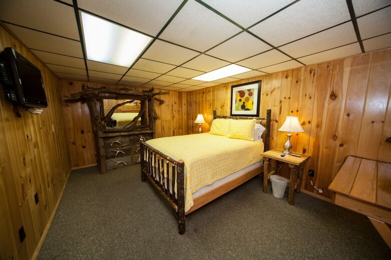 Motel Log Cabin Lodge & Suites