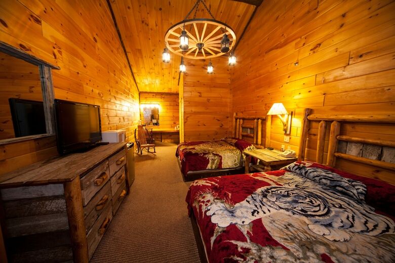 Motel Log Cabin Lodge & Suites