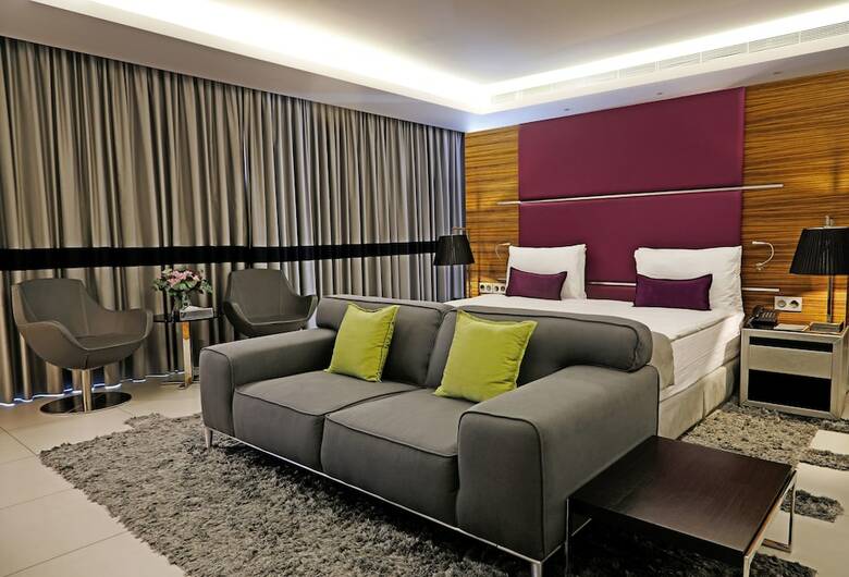 Warwick Stone 55 Hotel
