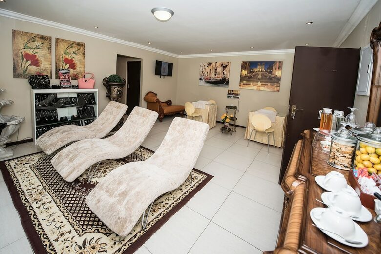 Apartamentos First Group Qwantani