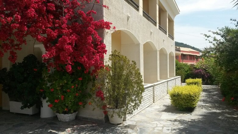 Aparthotel Ipsos Holidays