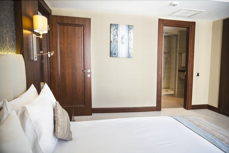 Grand Aras Hotel & Suites