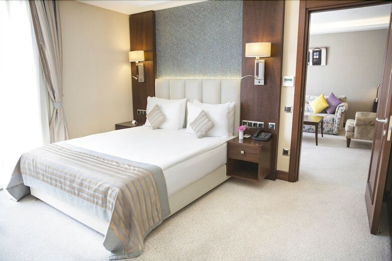 Grand Aras Hotel & Suites