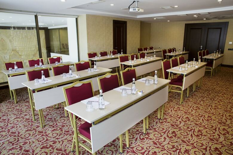 Grand Aras Hotel & Suites