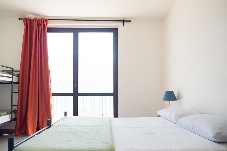 Hostal Lake Como Beach Hostel