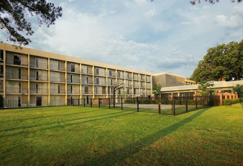 Whispering Woods Hotel & Conference Center