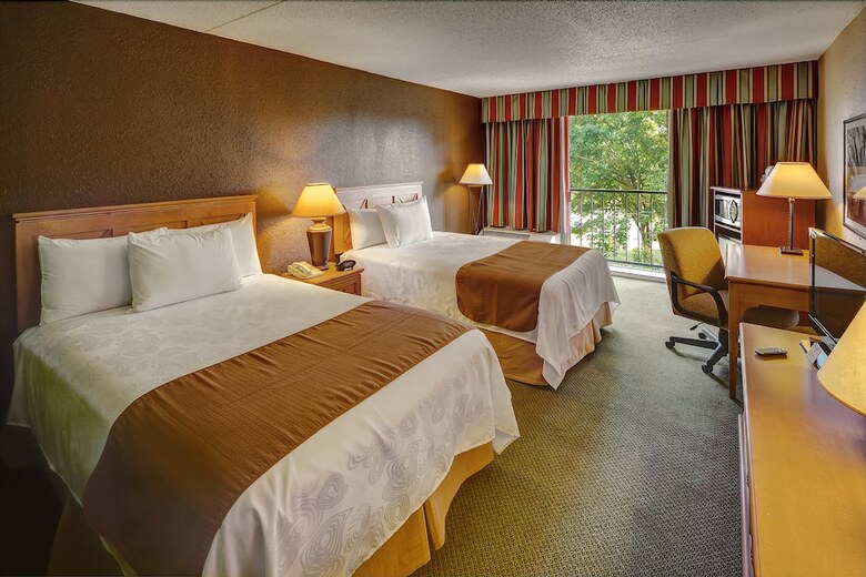 Whispering Woods Hotel & Conference Center