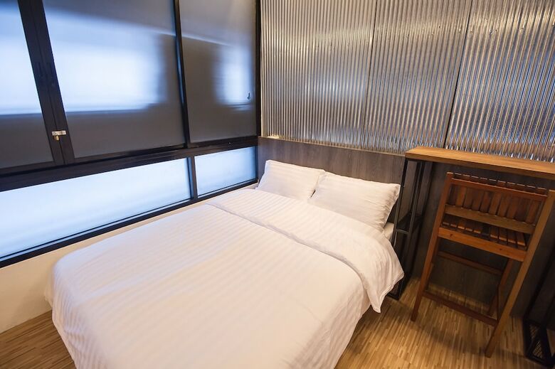 Hostal Glad Bangkok Hostel Bar And Restaurant