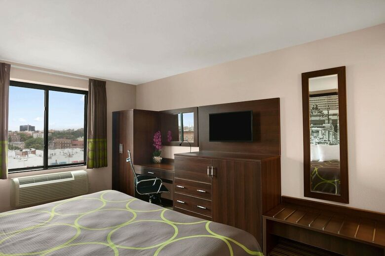 Motel Super 8 By Wyndham Bronx