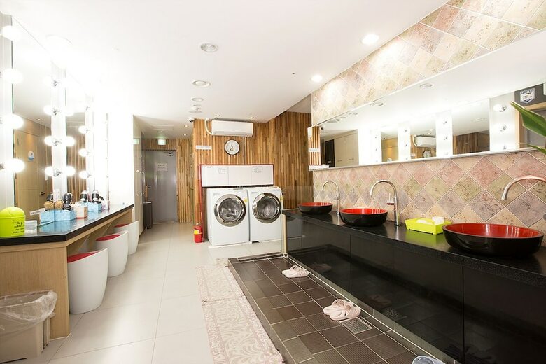 Hostal With Guesthouse